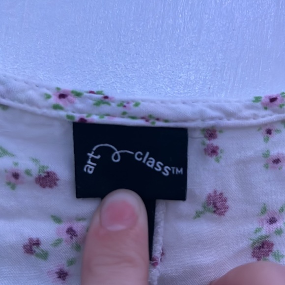 White cardigan with flowers - Picture 4 of 5